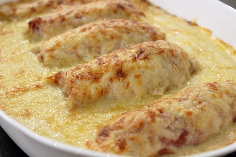Chicons gratinés au jambon et au fromage dans un plat à four