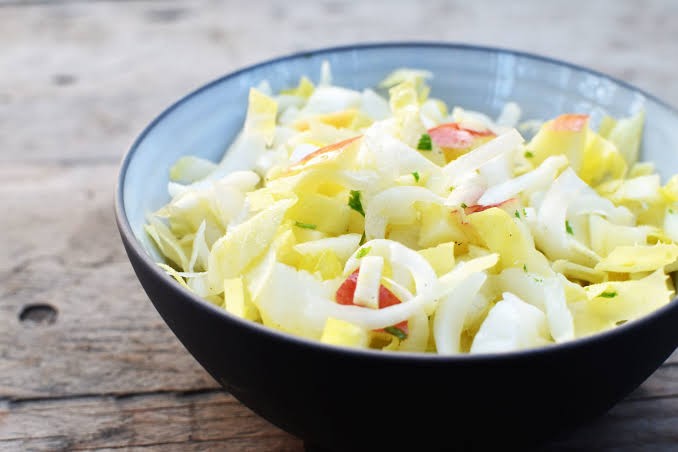 Salade de chicons crus aux pommes dans un bol